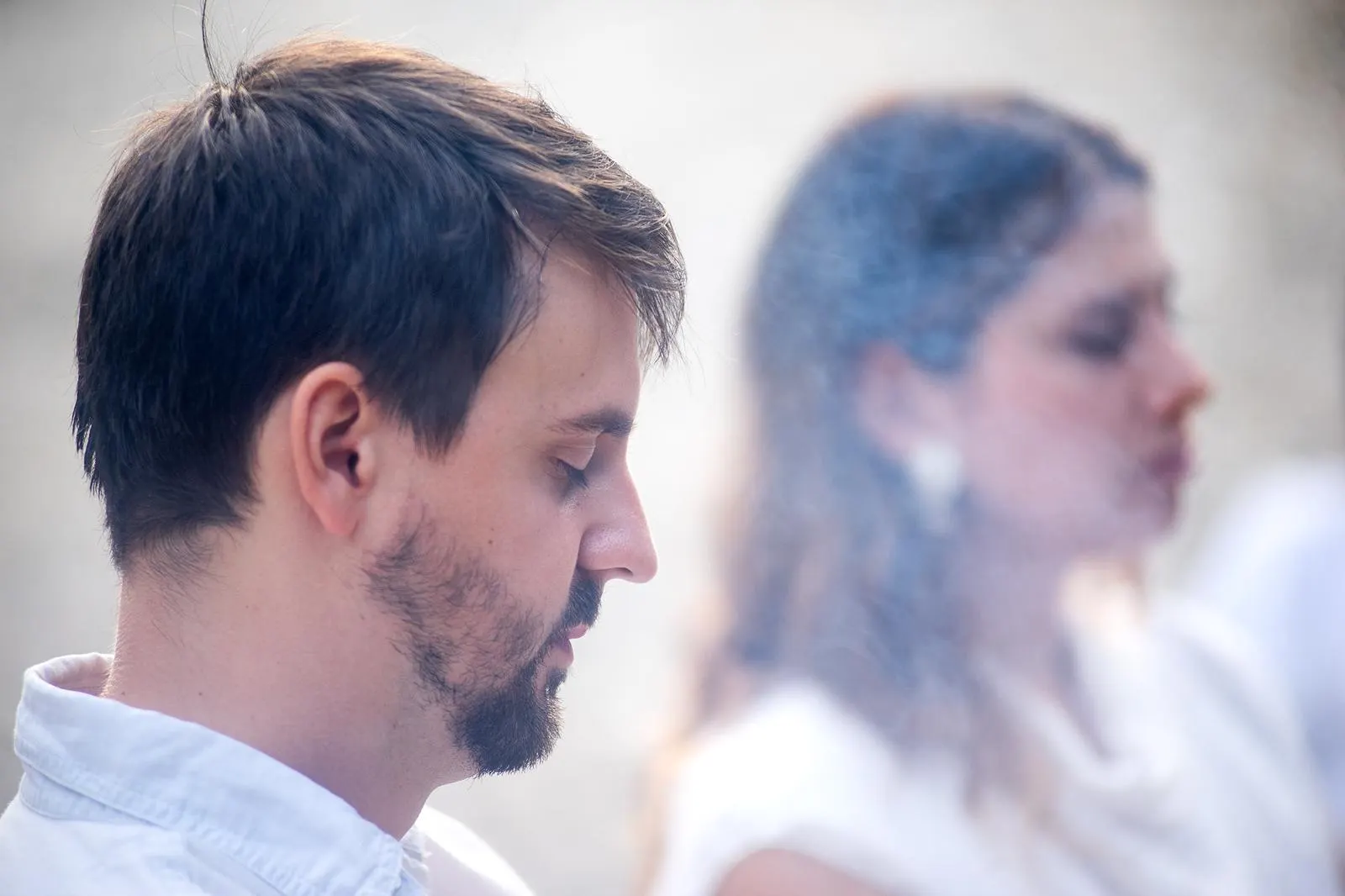 Retrato de perfil de los dos, de espaldas el uno al otro