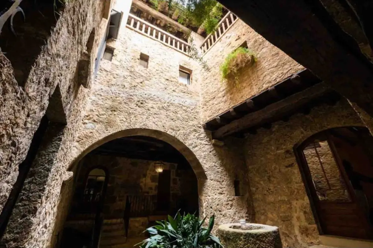 Patio interior de piedra de Mas Vivencs